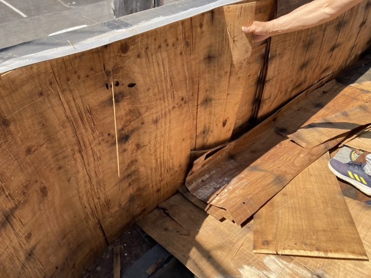 内部への影響もあるため、浮き上がった既存防水の撤去を行います。撤去後は、傷んだ下地板や木材を交換・補強を行います。