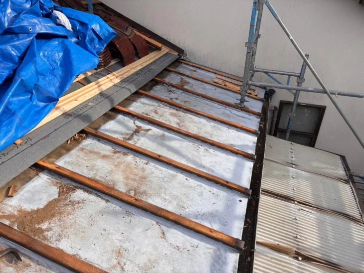既存の立平葺き屋根を解体しました。下地は解体しないと分からないため、確認から行っていきます。