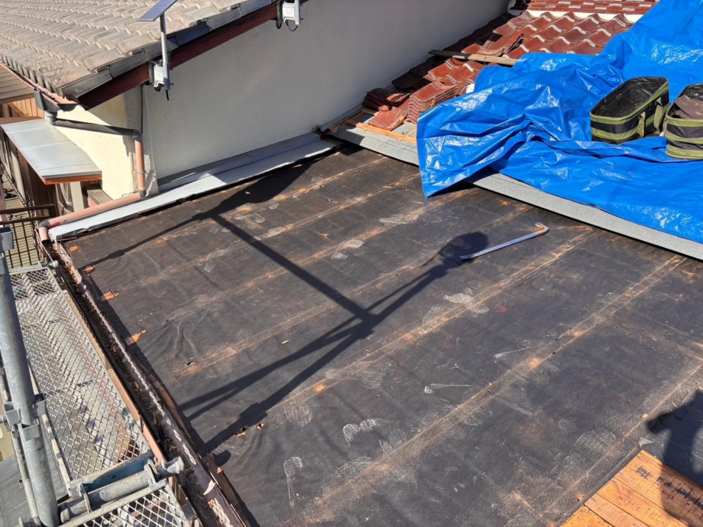 既存の立平葺き屋根を解体し下地をやり替えました。下地は経年劣化が進むと雨漏りに繋がるため改修しました。