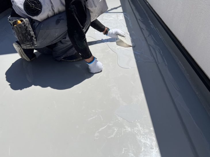 最後の仕上げとして、雨からベランダを守るためにトップコートを塗布します。