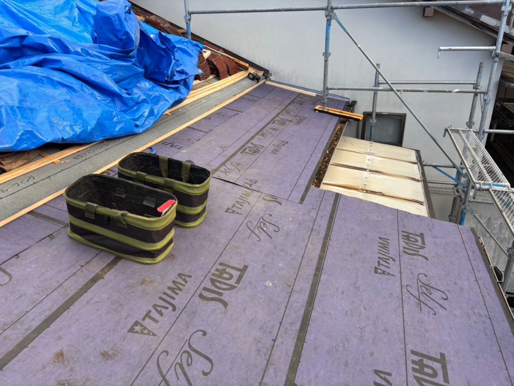 やり替えた下地に新たな防水シートを貼りました。通常の屋根と同様に新しい防水シートにすることで雨漏りを防ぎます。