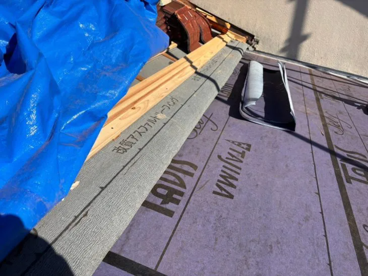 新しい防水シートに張り替え雨仕舞を確実に行います。防水シートは見えない部分なので定期的な検診が必要です。
