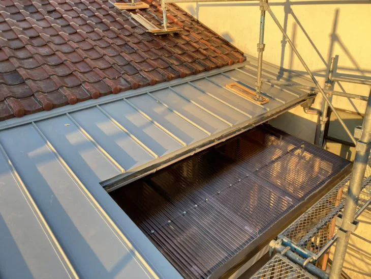 最後に、耐久性に優れたガルバリウム鋼板の立平葺き屋根を設置し、工事完了しました。