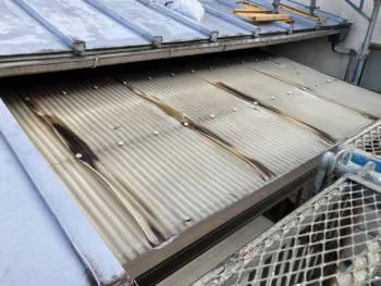 波板も交換してほしいとのことだったので、足場を組んだタイミングと合わせて施工を行いました。