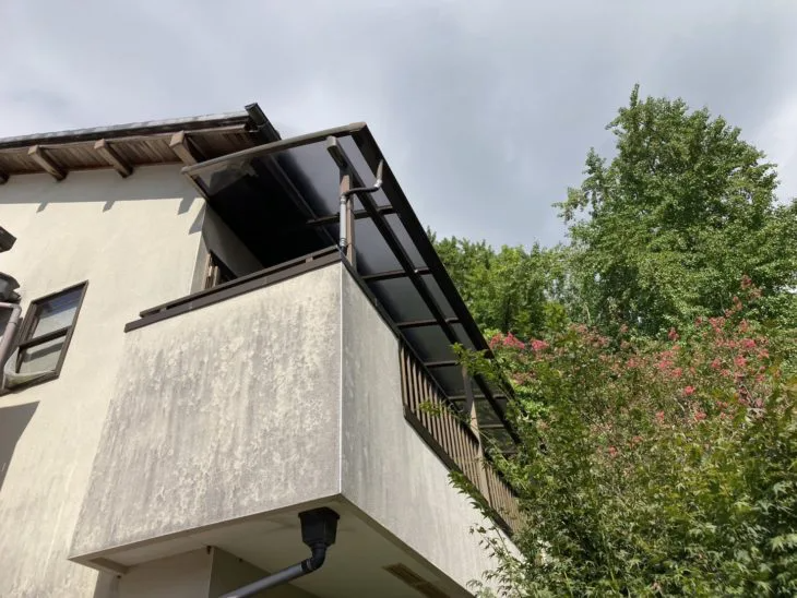 これまで一度も塗装が行われておらず、外壁にはコケやカビなどの汚れが目立っていました。