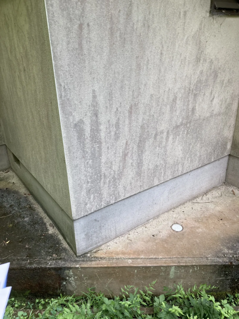 カビやコケを洗い流すため高圧洗浄と、専用の薬剤を使用した『バイオ洗浄』を行いました。