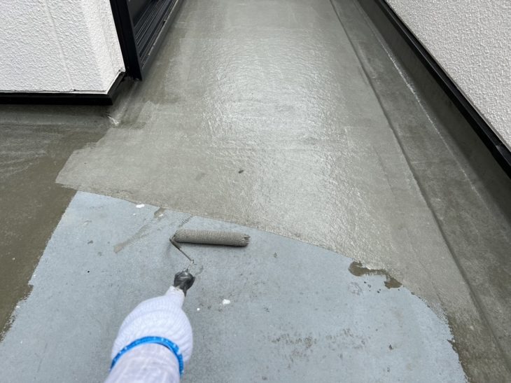 その後、ヒビ割れ部分に専用の補修材を充填し、雨水が侵入しないように補修していきます。