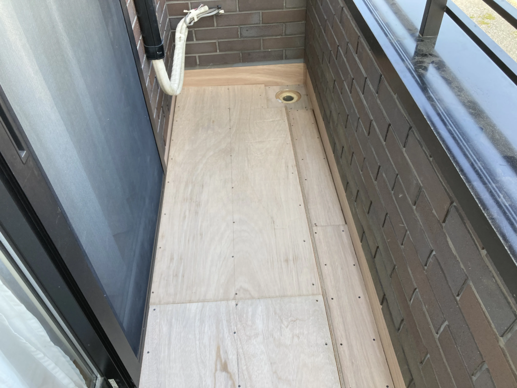 左側の床は木材の厚みを変えて、雨水が排水口に流れるように勾配をつけました。