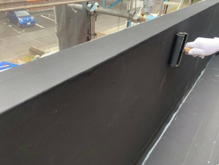 ゴムシート防水を敷設したうえで、仕上げ塗装を施し、防水層を完成させました。