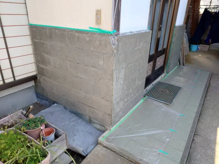 全て手作業で刷毛やローラーで塗布し、欠けている部分はモルタルで形成していきます。