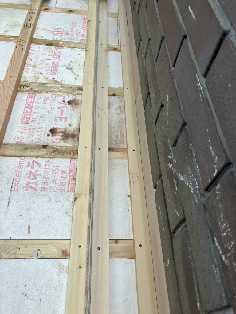 床には縦、横両方の勾配、木下地での側溝を作り雨水が排水されるようにしました。