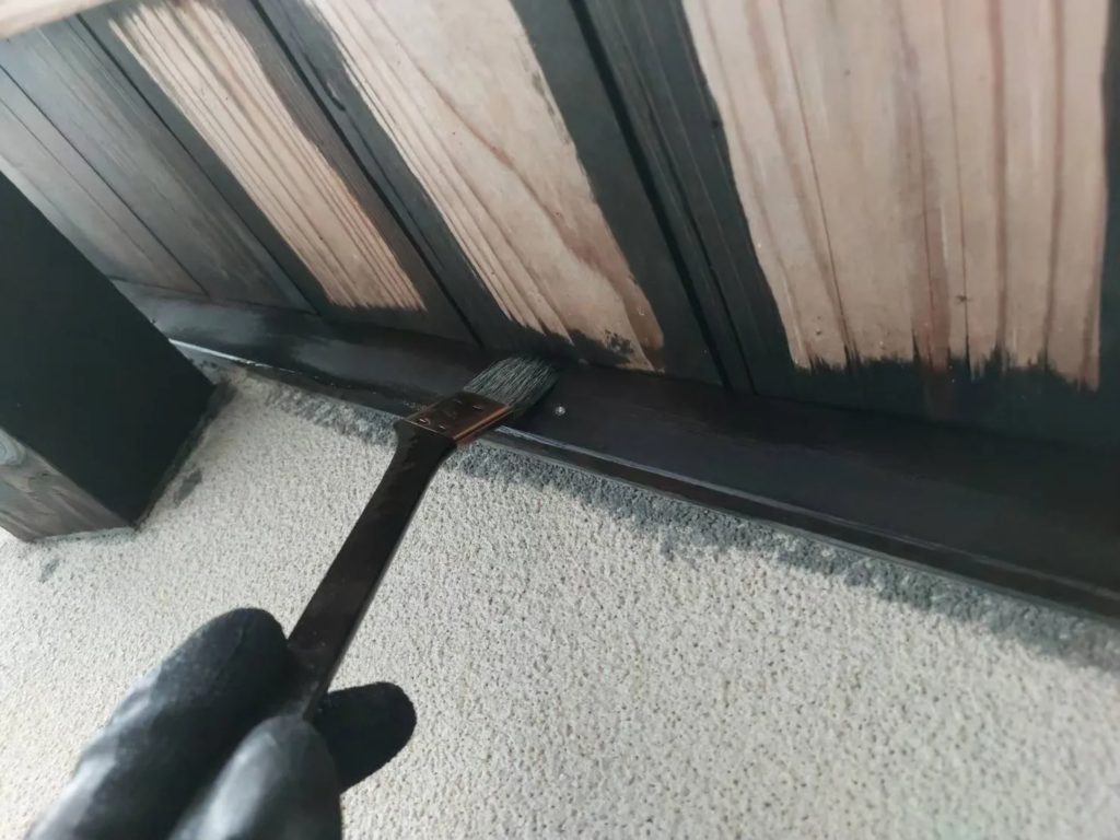 軒天も塗り残しがないよう、はけを使って細かな部分まで丁寧に塗布しました。細かい箇所までしっかり仕上げました。