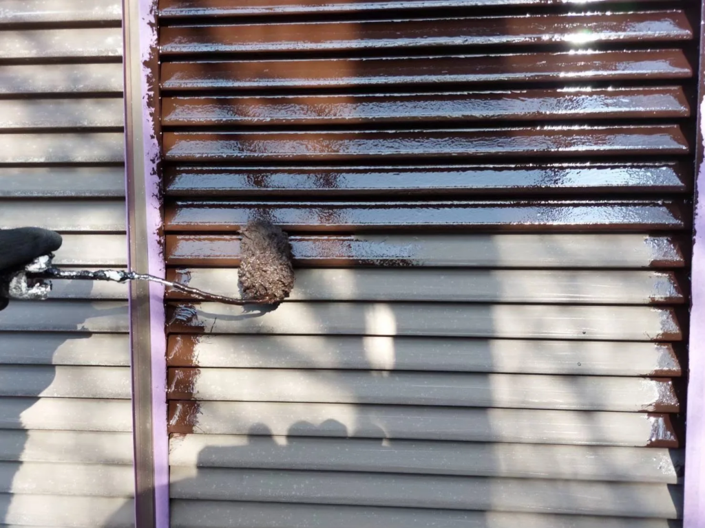 換気フードまわりも塗り残しがないよう、ローラーを使って細かな部分まで丁寧に塗布しました。