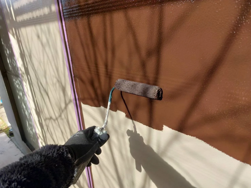 地面や周囲に塗料が飛散しないようシートで養生を行い、周辺に配慮しながら丁寧に塗布しました。