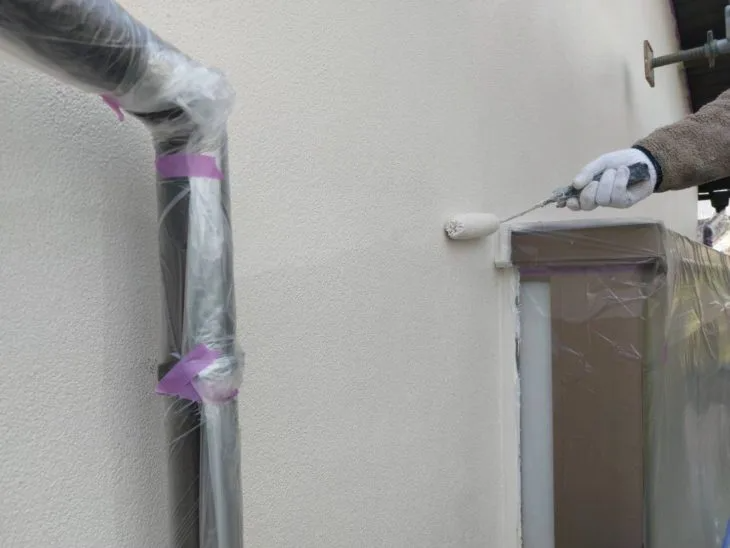 定期的な外壁塗装は、建物を風雨や紫外線から守り、劣化を最小限に抑えるための重要なメンテナンスです。