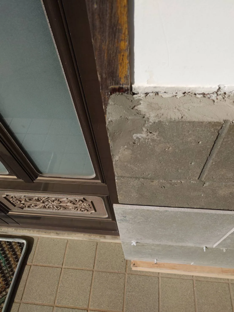 2日目は実際に新しいタイルを貼る作業を行いました。作業は下から順番に始めていきます。