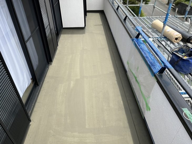 下地補修が完了したら、下塗りを行い、防水シートが敷き込めるように乾燥させます。