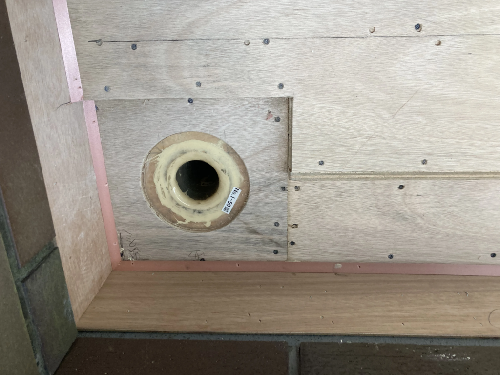 １本の木材を先端に向けて薄く斜めにさばいて勾配を作りました。