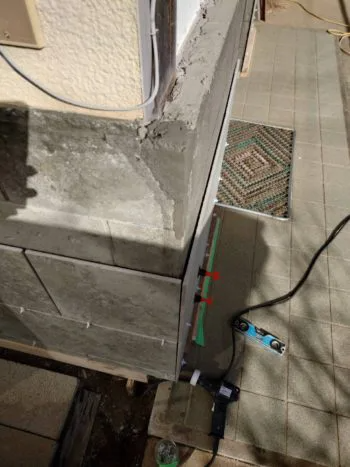 タイルを貼り付ける際には、タイル同士の間に小さな「スペーサー」と呼ばれる部品を挟んでいきます。