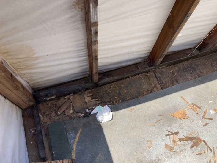 排水口まわりからの浸水により、下地板の劣化が確認されたため、排水口部分を重点的に補修・処理し、再発防止につながる施工を行いました。