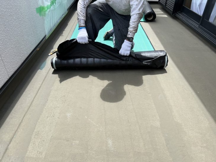 下地処理を施した後は雨水を受け止めるための防水シートを敷設します。