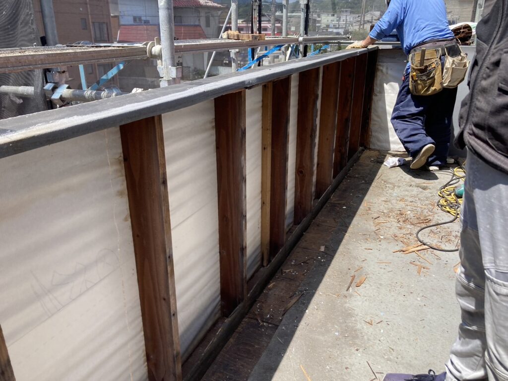 防水層の不具合は雨漏りの原因となり、建物全体の劣化を招くおそれがあります。内壁の膨らみやシワがある場合は注意が必要です。