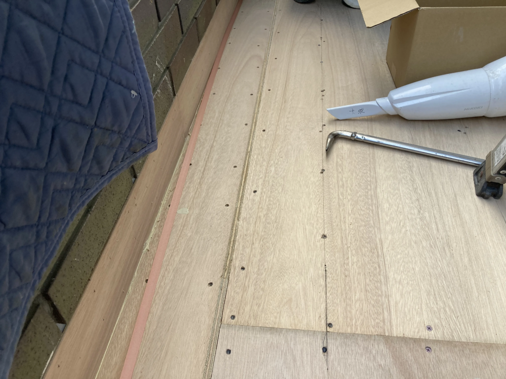 職人の技術により、ベニヤを張り、すべての面に勾配を作りました。