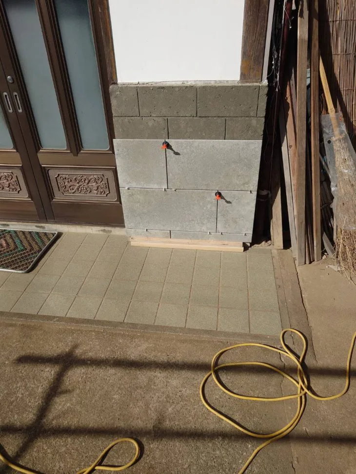 このスペーサーで作った隙間は、後で「目地材」と呼ばれる材料を充填するためのスペースとなります。