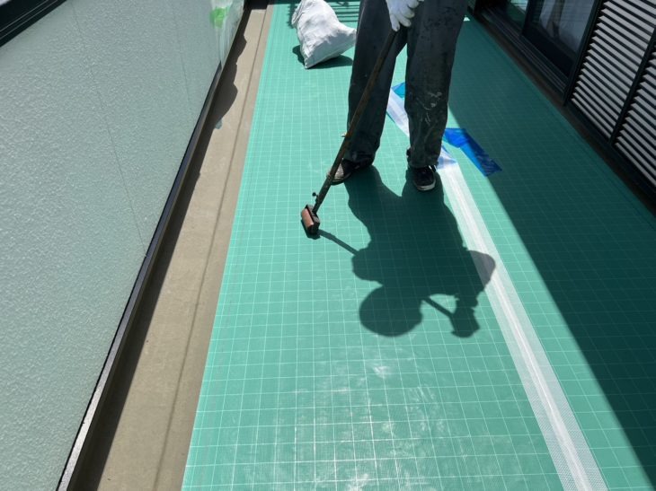 防水シートを敷き込んだ後は、重ね合わせた部分にコーキング材で隙間を充填し整えます。