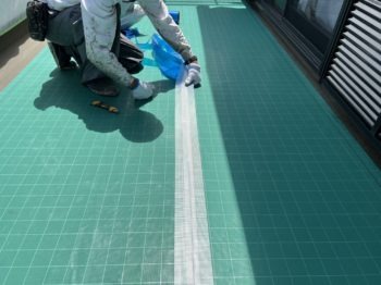 コーキング材を充填した部分に、ウレタン樹脂用に防水テープで密着させていきます。