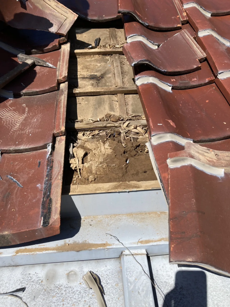 外してある瓦の下から3枚目あたりが黒い状態です。経年劣化により防水シートに穴が空き、そこから雨が浸水していました。
