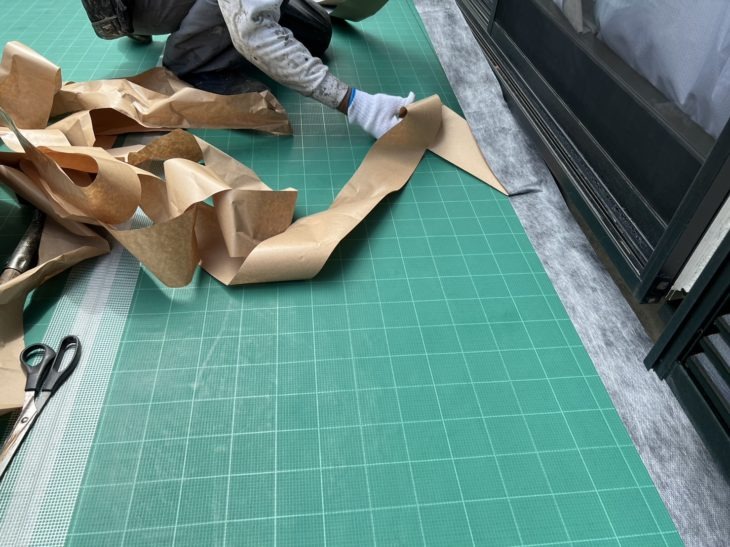 お家の形に合わせて防水テープを切り貼りし隙間が生まれないように整えます。