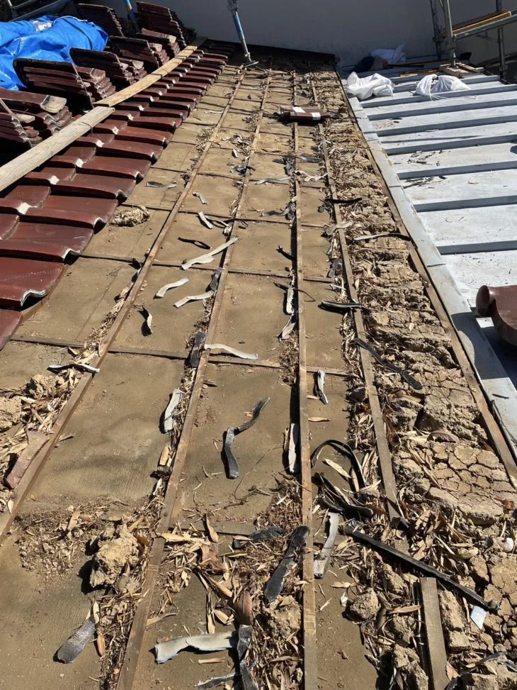 雨水が浸入したことにより、防水機能が失われていたため、防水シートを張り替えました。