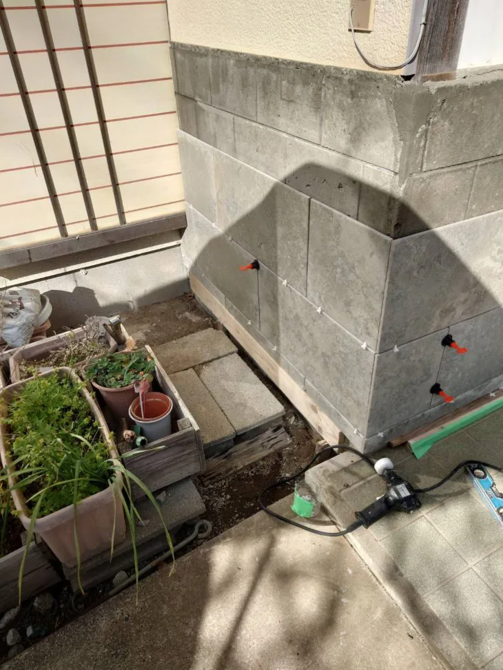 最後に上端（天端）部分のタイルを現場で寸法に合わせてカットしながら取り付けていきます。