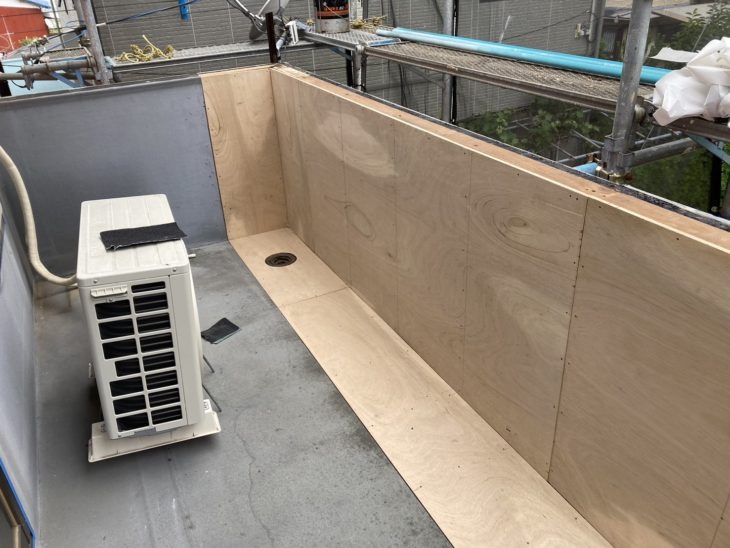 下地板の補修後は防水工事に移ります。既存ベランダに適切なゴムシート防水を使用しました。防水層を作り雨漏りを予防します。