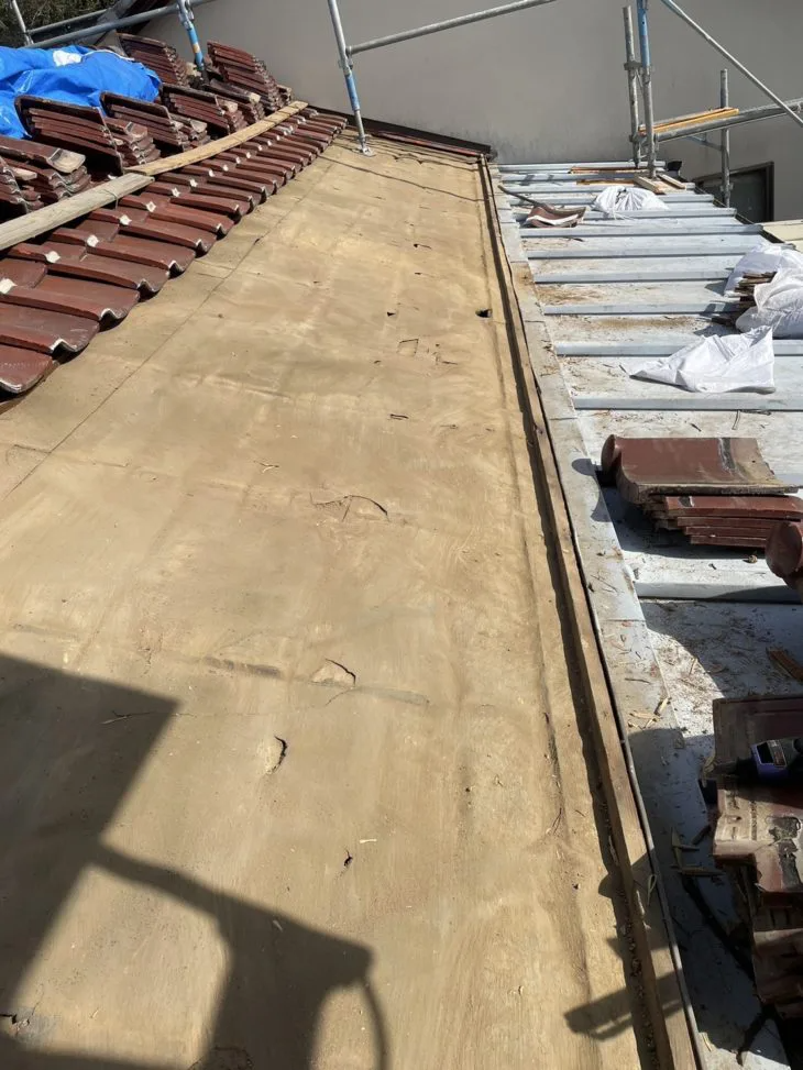 既存の瓦桟と防水シートを剥がし、新たな瓦桟と防水シートの張り替えを行いました。