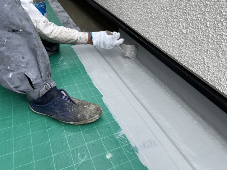 防水シートの敷き込みが完了したら、塗料を塗るためにウレタン樹脂を流していきます。