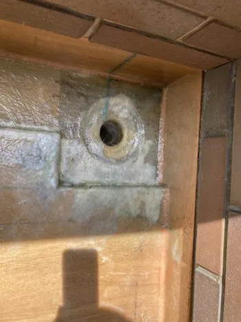 施工時に生じた隙間にはコーキング材を充填し、雨水が入り込まないようにしました。