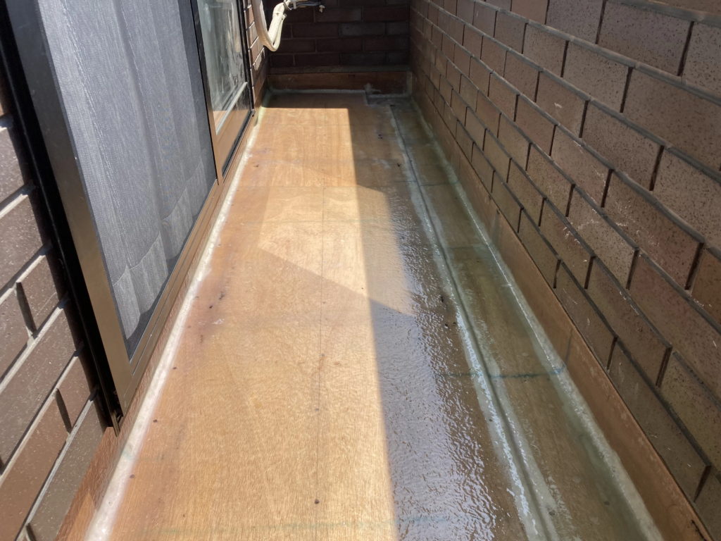 防水層をしっかり形成するための下地処理として、プライマーを塗布しました。