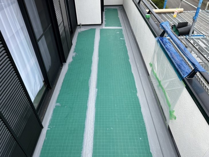 防水シートの上からウレタン樹脂を塗布し雨水の侵入を防ぐため防水層を作っていきます。