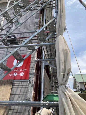 年数が相当経過しているため、剥がれやすい場所と剥がれにくい場所があります。劣化が進んでいる箇所ほど、はがれにくくなります。 