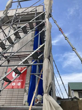 ただ単にブルーシートとテープでとめるだけだと風で剥がれてしまうため、木材を下地に打ち付けつつ、雨養生をしていきます。 