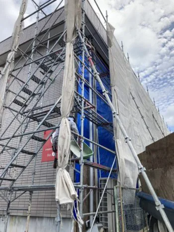 雨養生を行い、解体した外壁材をトラックに積み込んで、解体作業は完了となります。ここから防水張り込みを行っていきます。